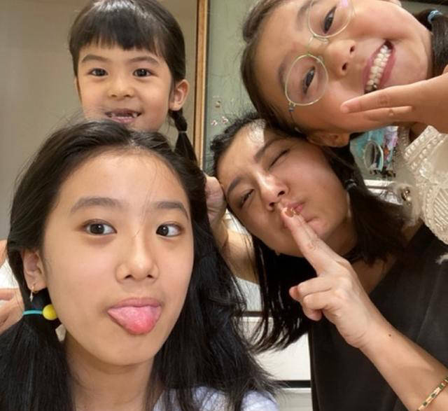 贾静雯女儿学习书法,9岁咘咘面庞逐渐变长,身形修长如父