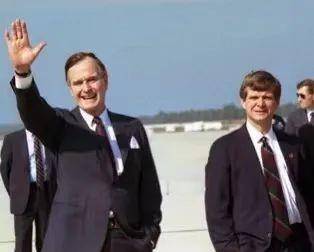 他打造了美国政治史最脏竞选,却被命运掐断了脖子