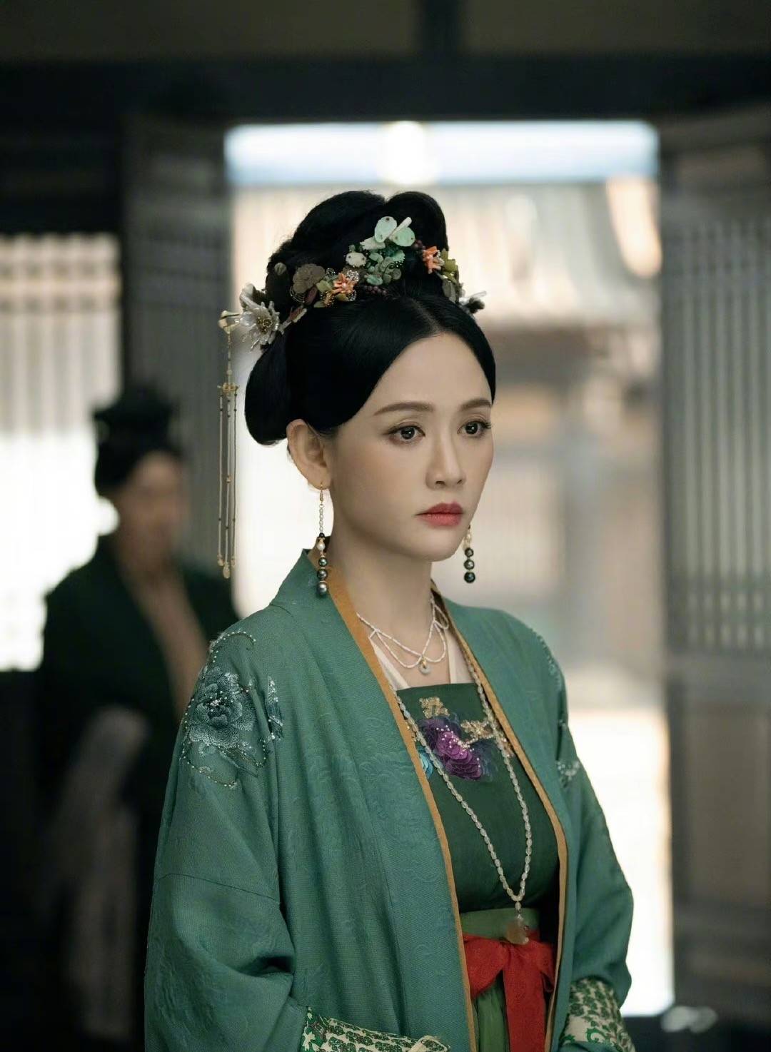 看了45岁陈乔恩演恶毒后妈,我发现:中年女人反油腻比扮嫩更显气质