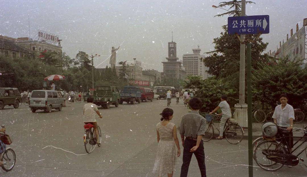 1990年成都旧照片,交通路况很好,人们打扮时髦流行,你怀念吗?