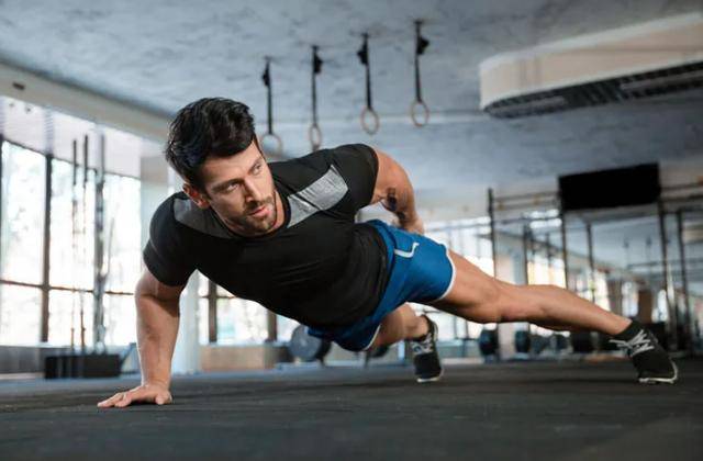 经常做俯卧撑的人,这4大好处不会太久到,男人不妨试试_锻炼_身体_动作