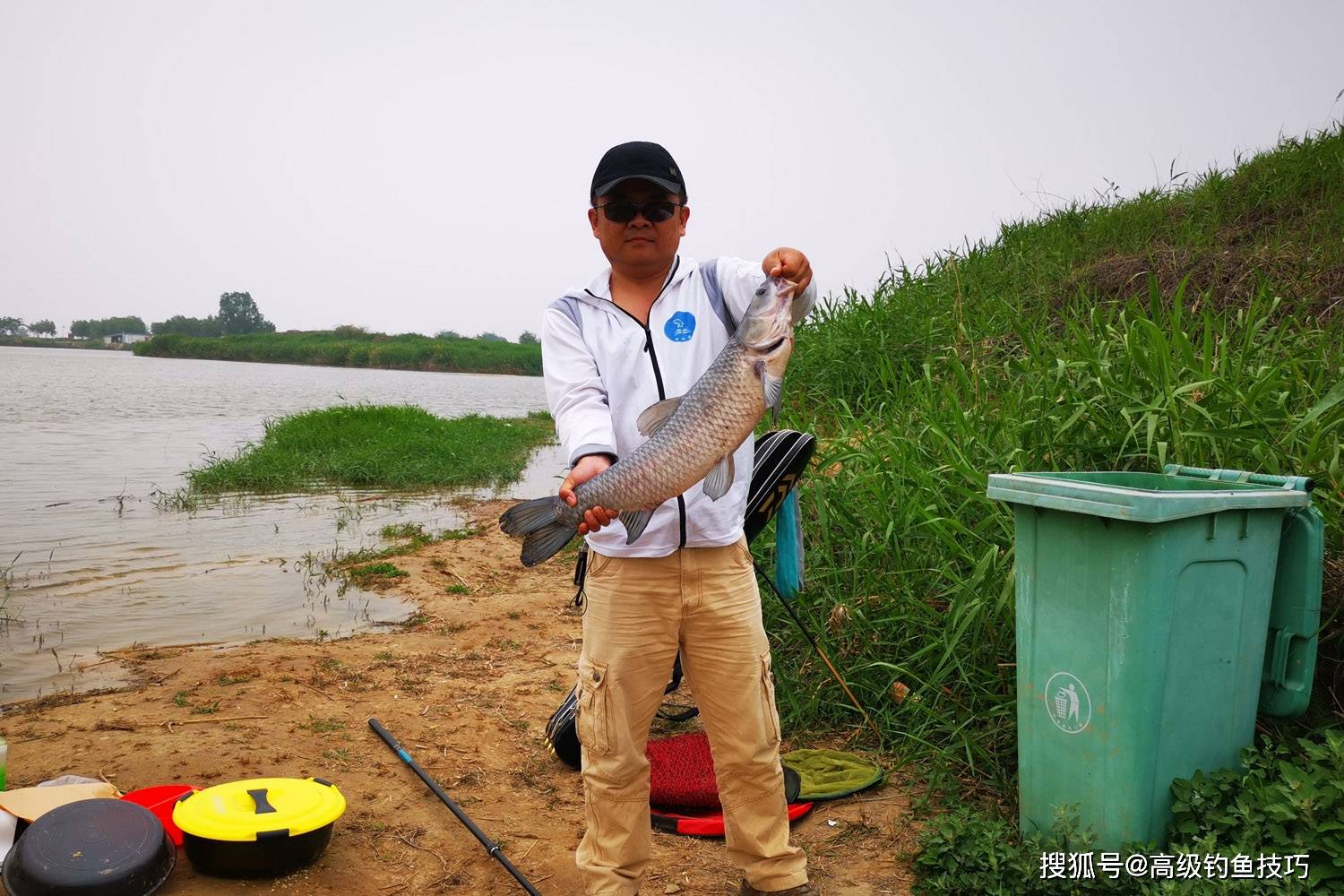 钓鱼人要根据不同的垂钓场景来选择窝料,比如在水库野钓青鱼时,最佳的