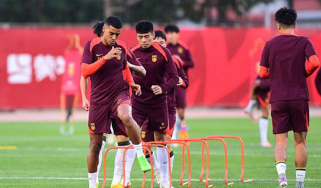 泰国足球队沈阳抵达!泰媒:争取三分,状态出色,锋线威胁巨大!