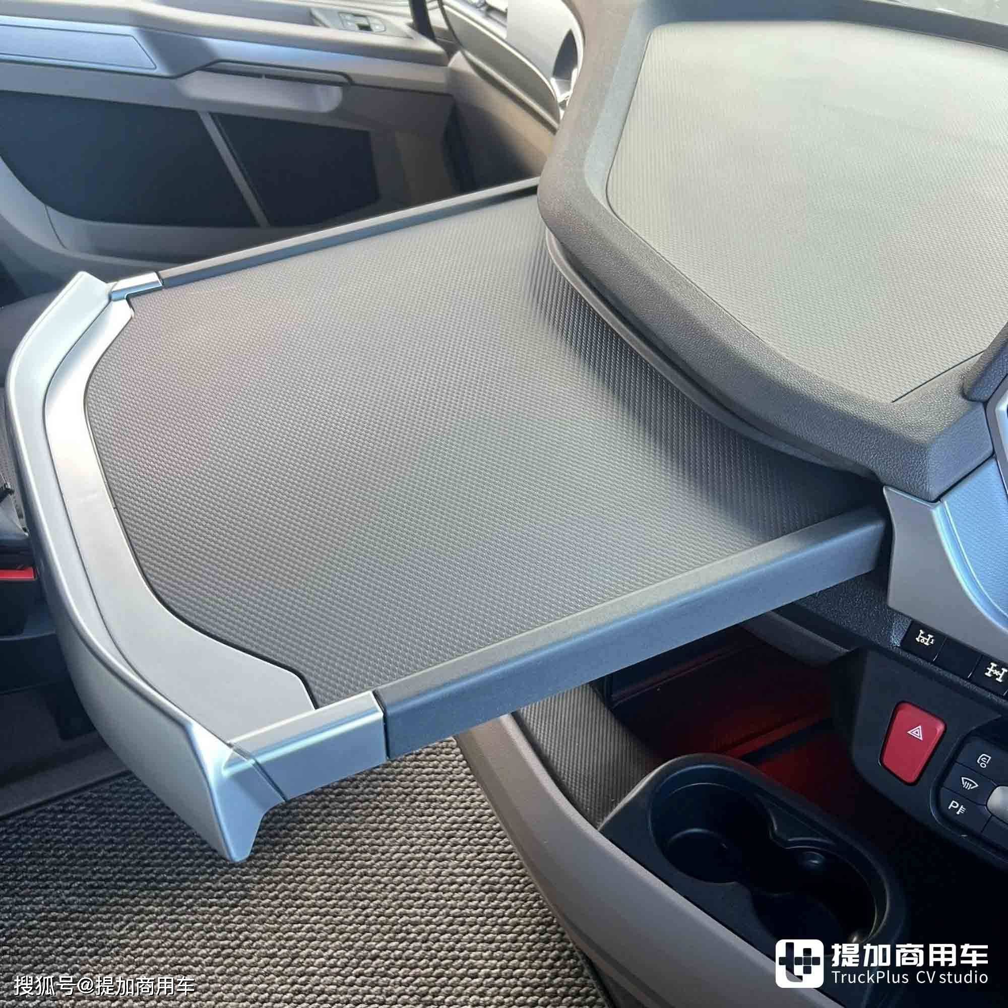 下方的抽拉桌板亦被保留,传承了达夫卡车的内饰特色在卧铺的配置上,这