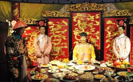 古代皇帝吃饭过程很复杂,饭菜很多,那剩下的饭,都怎么处理?