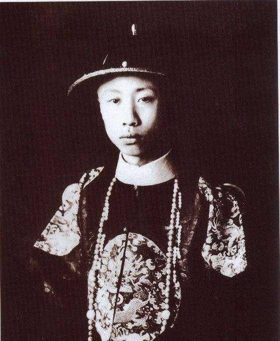 溥仪出逃时,将此物缝在贴身棉衣中26年,现成"国宝中的国宝"