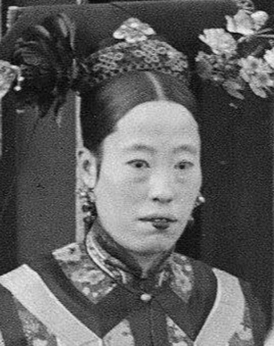 隆裕作为清朝太后,死后备受尊重,被孙先生称为"女中尧舜"