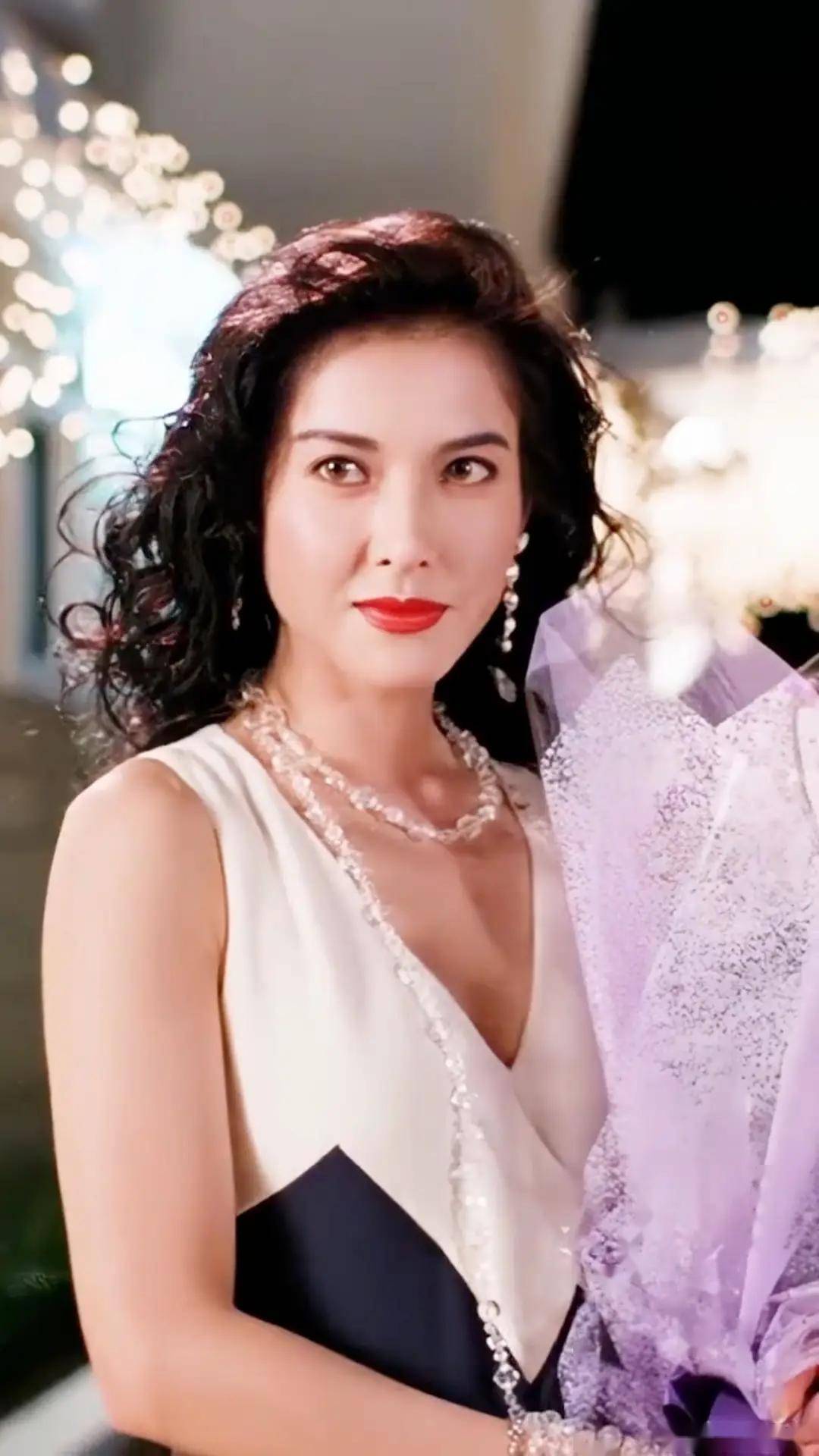 当年的李婉华,惊艳了多少人的眼睛,这个身材谁能顶得住呢?