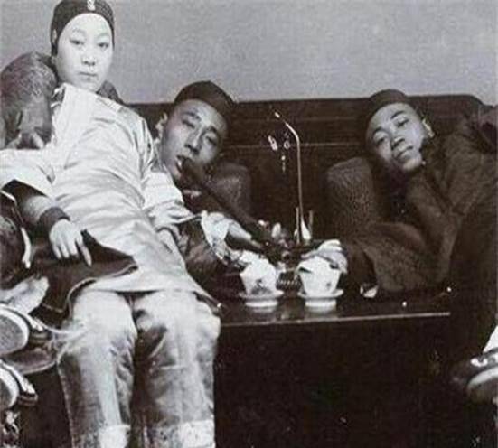 晚清八旗子弟们的真实形象:没钱也要讲究排场,丝毫不知大清将亡