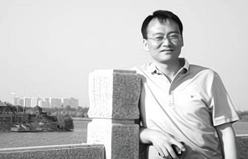 孙天帅后来也被称为是"不跪的人",河南诗歌学会会长王怀让,还专门写了