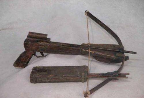 因为在滑轮的另一边安装着弓弩毒箭,一旦盗墓贼开关,就会让滑轮沿着