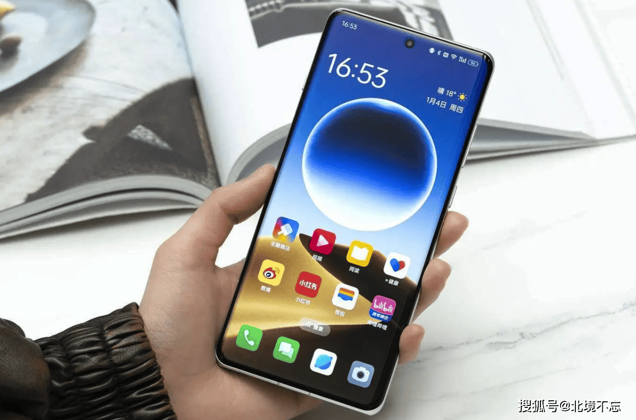 从基础配置来看,oppofindx7uitra非常的强大,尤其是它配备的双潜望四