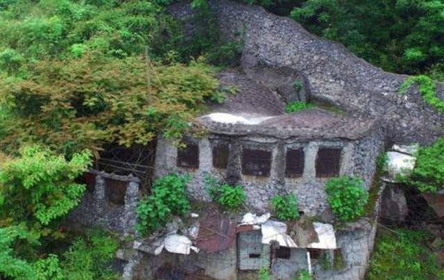 94岁老头孤身一人,14年花26万自建活人墓,白天行医晚上入墓休息