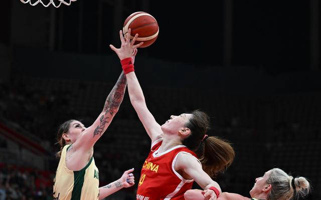 杨舒予外线连中三分,王思雨内线得分,中国女篮胜澳洲