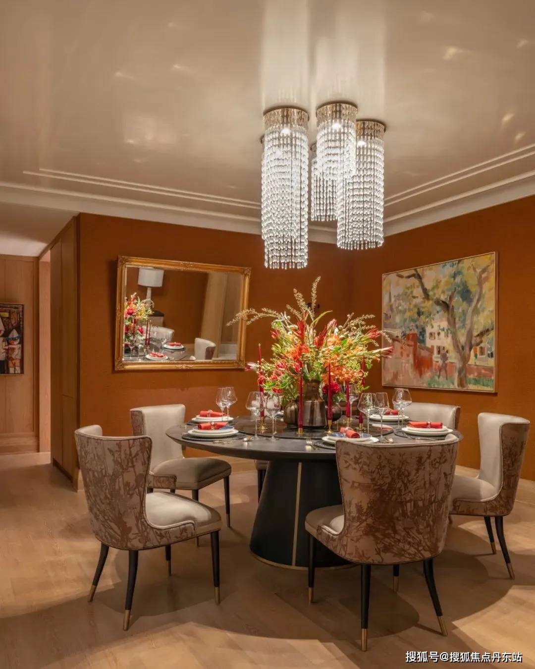 一幅山水花园刺绣屏风点缀其中,予人舒适松弛之感.