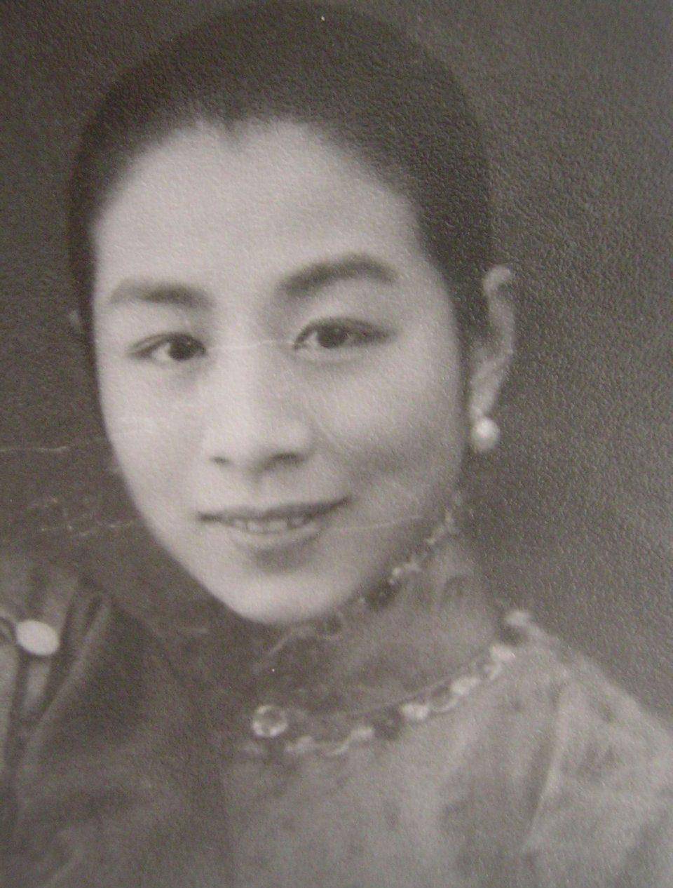 因不能生育,丈夫与义女相恋,她愤而离婚,余生遁入空门