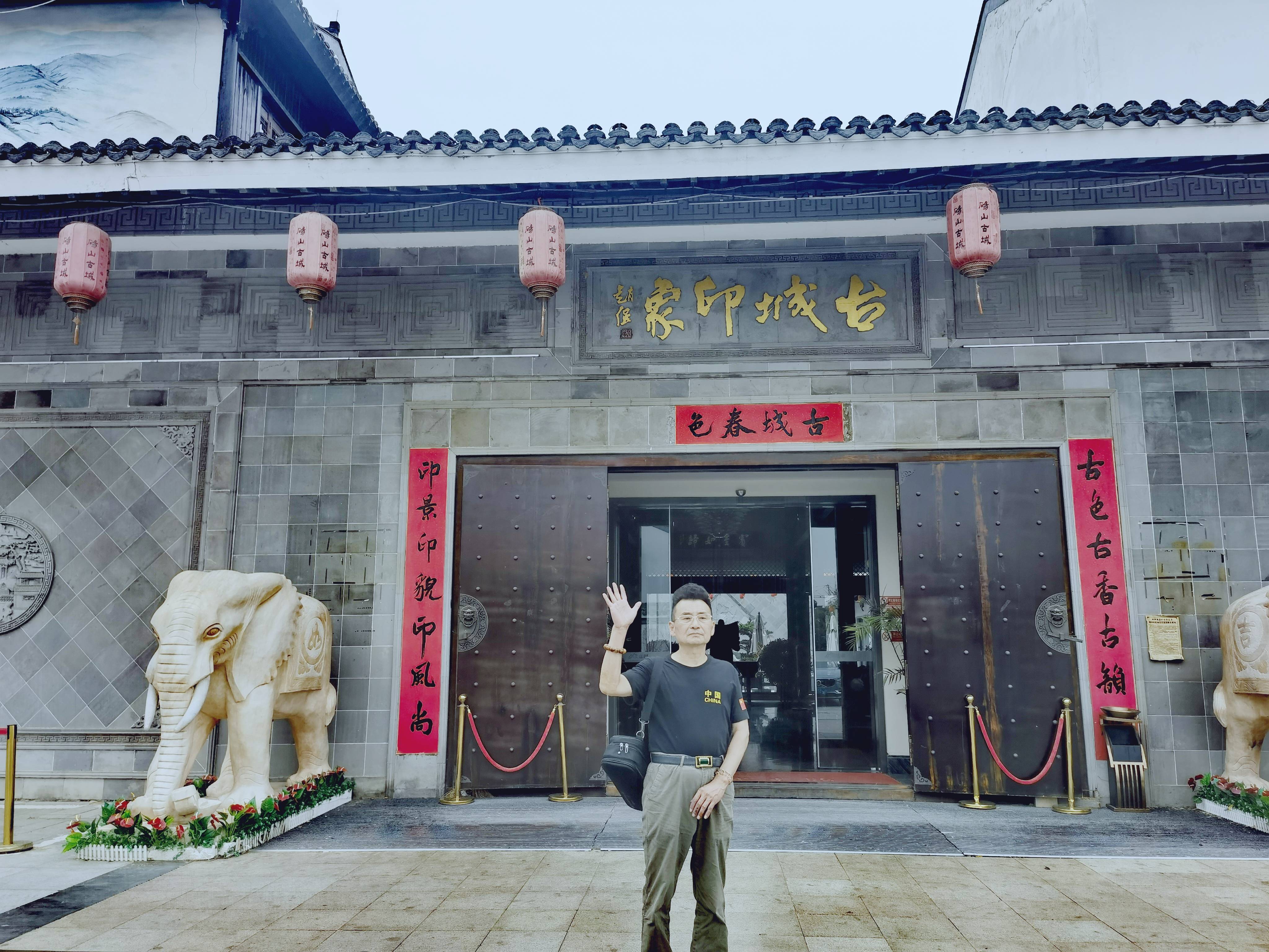 王秉刚书法走近360行:走近砀山古城,应邀为梨王阁题写石刻:梨王阁