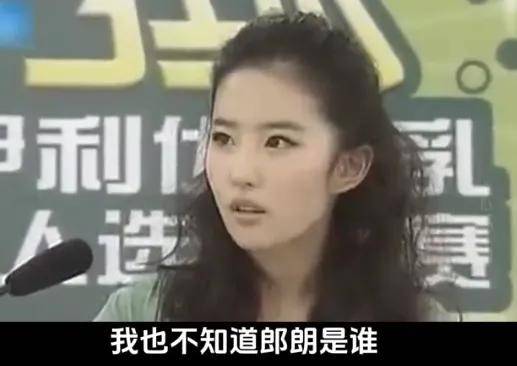 刘亦菲秀恩爱，摄影师是新恋人？-刘亦菲合影的小男孩