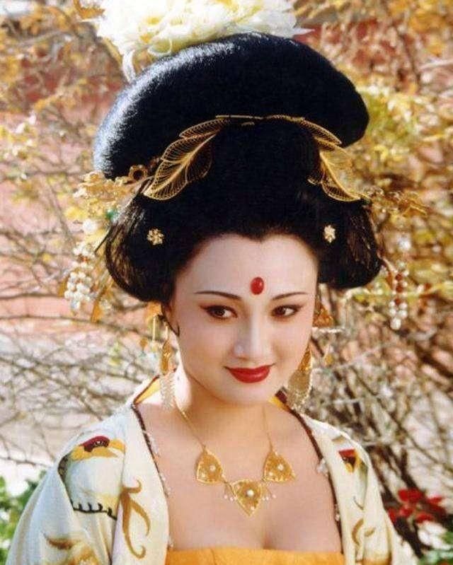 唐玄宗有些尴尬,示意宦官高力士替自己问问士兵们的想法,高力士走到