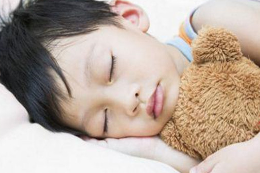 睡眠不足会影响孩子的智商。5岁以下的孩子晚上几点睡觉合适？看答案_时间_工作_小时