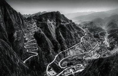 抗战修筑滇缅公路,美国设备需要三年,龙云将军靠人力八个月凿通