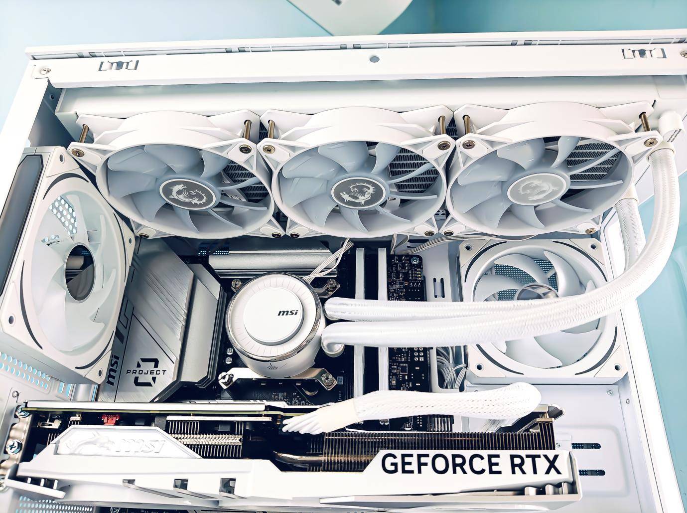 散热方面,在机箱顶部安装了微星 mag coreliquid e360 white 360水冷