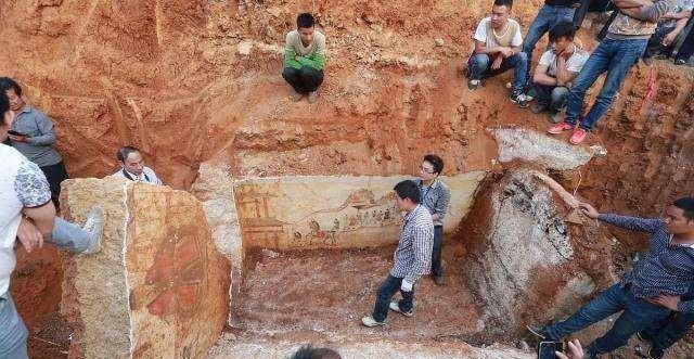 16年安徽出土清朝古墓,专家挖到一半,墓主后人赶来:请停止勘探