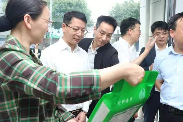 慈善家徐亚飞出席"共治共享·逍林镇新篇章":慈溪市2023年群治分启动