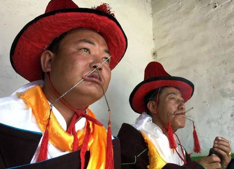 其中,"开山"时,"拉哇(即法师)"爬上神杆,用刀划破头皮,以血祭祀神灵;"