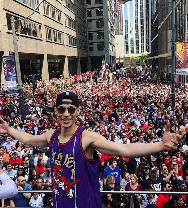 遗憾的是,林书豪未能在cba夺冠,否则他将戴上三个联赛总冠军戒指,这一