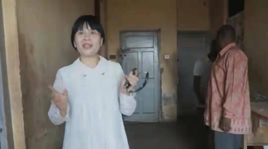 为了做好饭,她经常给母亲打电话请教,母亲也耐心讲解,这让思乡心切的