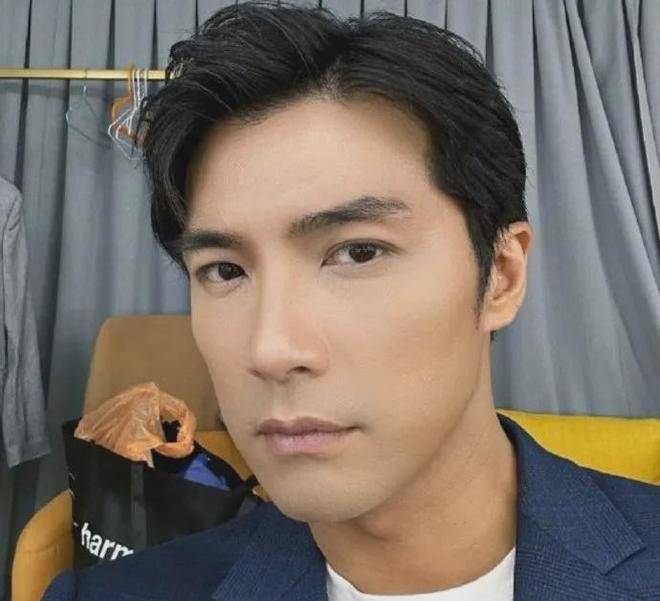 娱乐圈又爆"塌房男":在家是好爸爸,在外当街出轨.