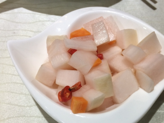 腌制酸萝卜时,糖和食盐哪个先放?别弄错步骤,不然做出来味道差