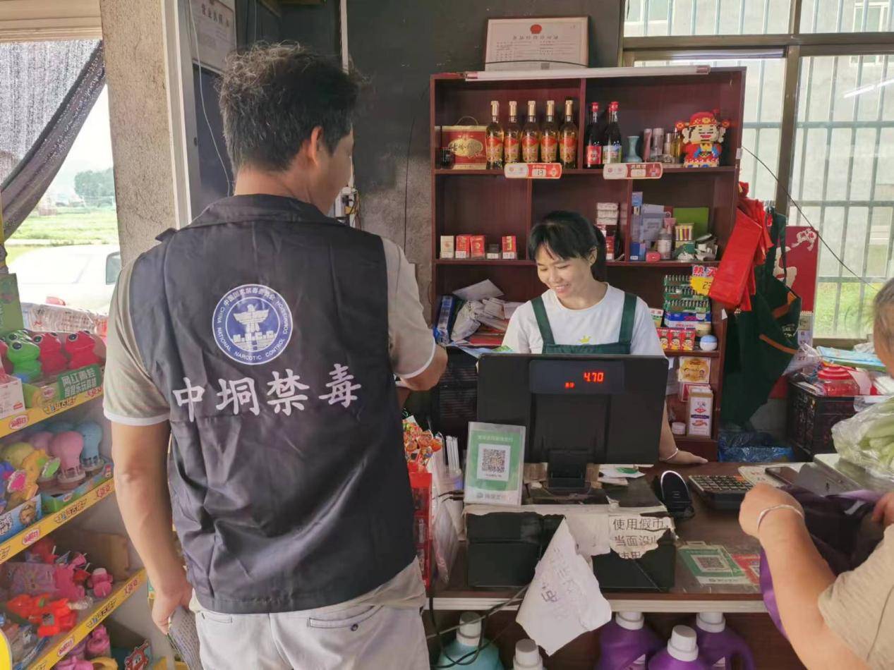 化州市中垌镇孔化村委开展禁毒宣传 "进家庭"活动