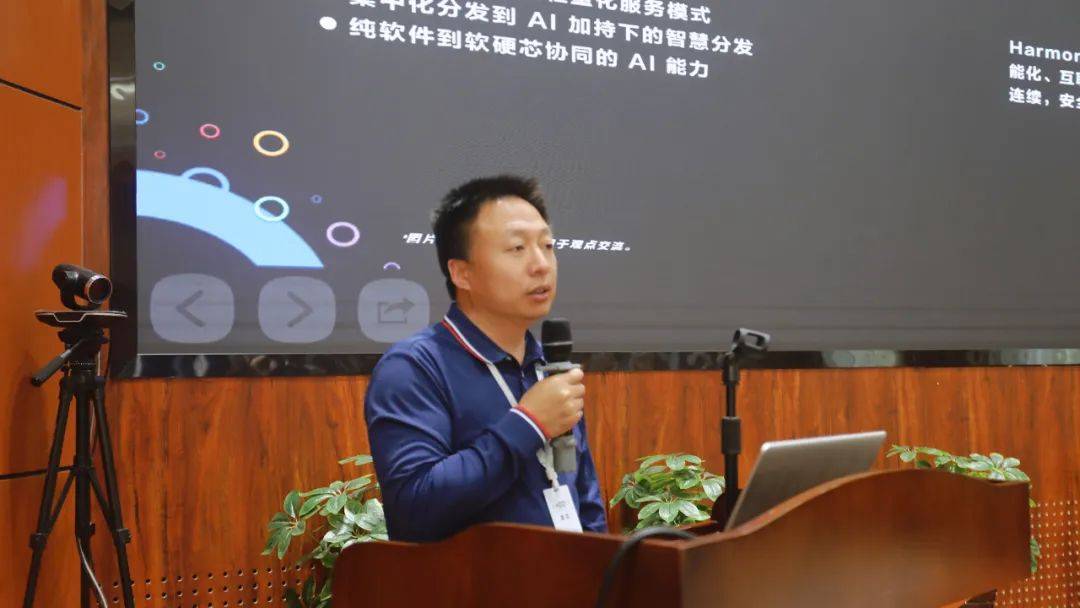 产业势如破竹,引领新技术浪潮与人才革新》圆桌论坛上,柳林,李成友,郭