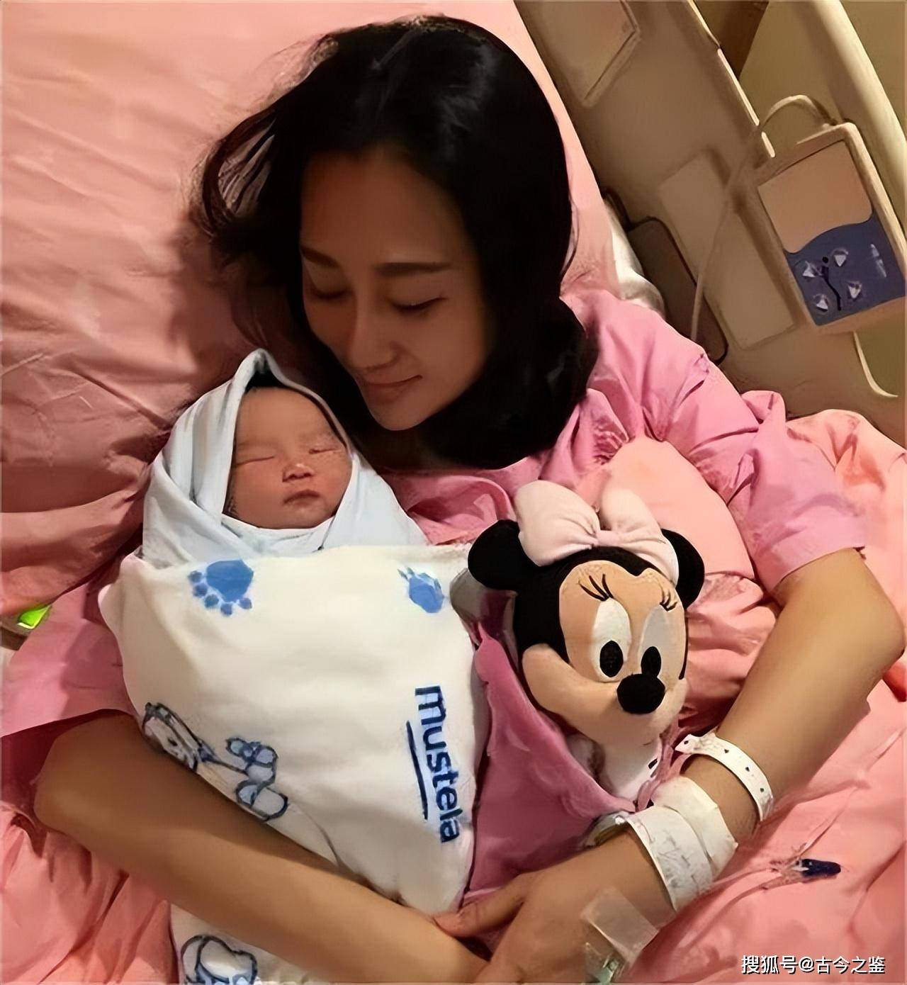 一对夫妻在结婚后短短五年内就拥有了四个孩子,基本上可以说女方是把