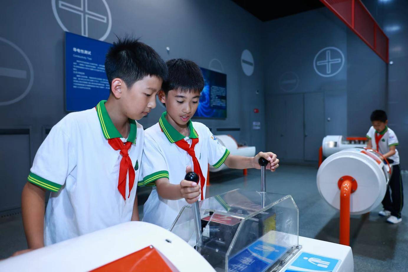 "鲜"游团粉丝在吉林省科技馆据介绍,净月高新区现有数字数字经济关联