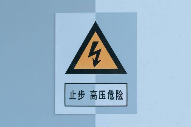 信号工指挥人员要有强烈的责任心,能够适应高空作业,经过培训考试合格