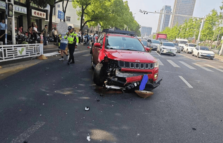 小车失控撞上护栏原图图片