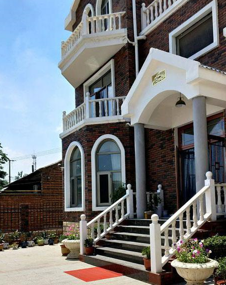 晒晒刚建完的农村豪宅,村里姑娘们排着队合影!老婆:给我滚出去