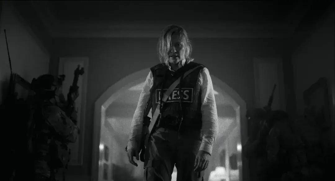 电影的最后,李以一种殉道者的姿态替杰西挡下致命的子弹,也实现了一种