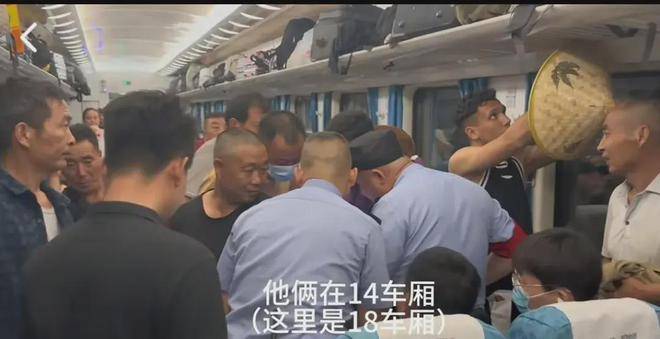 两老外高铁上霸座还用中国话骂人,大哥怒而一拳打上身!