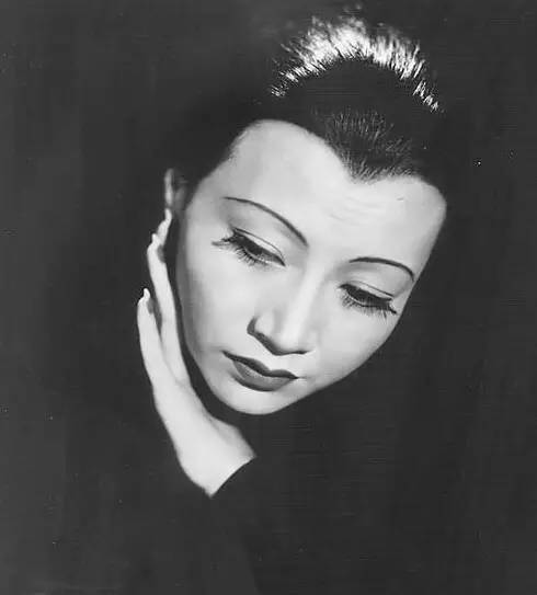 一生风华绝代,却梦碎好莱坞,生前无家国可栖,死后无葬礼家祭