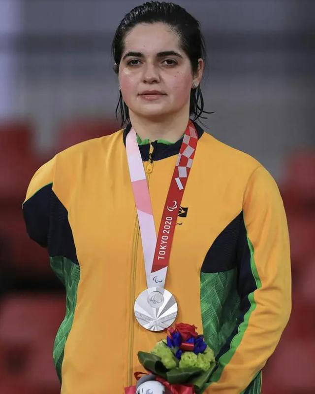 布鲁娜目前以第18的排名稳坐女单世界前20席,而年仅18岁的妹妹高桥.