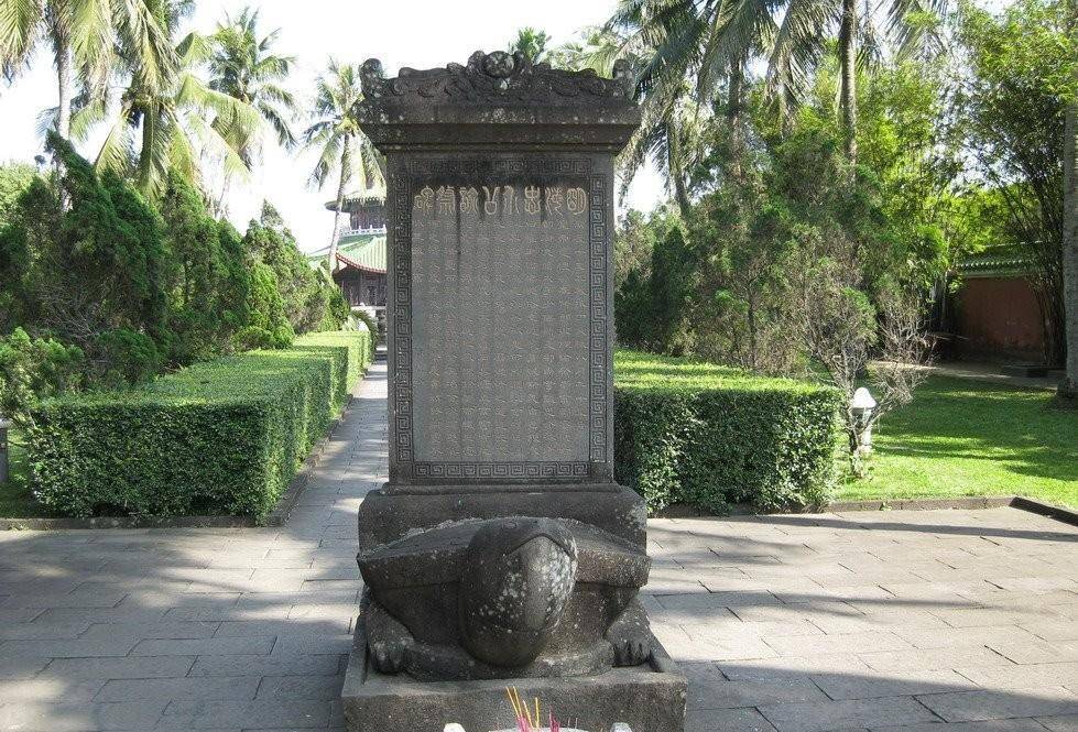 海瑞墓地:占地76亩,遗骸曾被挖出焚烧,坟冢造型奇特但寓意深刻