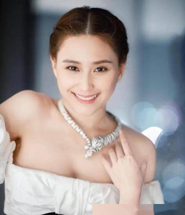 何超莲:这谁顶得住!美貌,才华,魅力三者兼备的完美女神!