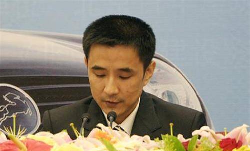 他负债800亿逃往国外,带走61亿和明星女友,父亲去世也不敢过问_王永红