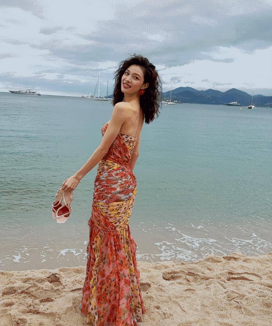 钟楚曦晒男友角度旅行照,穿比基尼秀身材,曲线完美零赘肉太吸睛