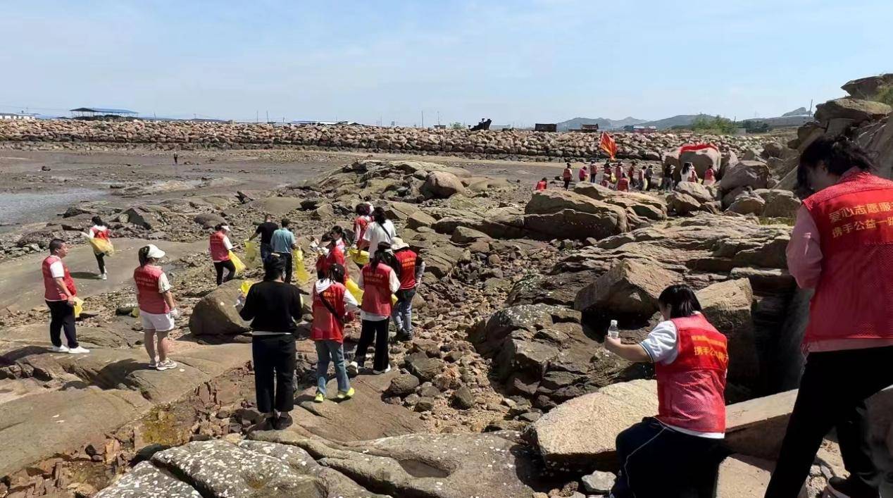 鲅鱼圈望海寨海滩迎来爱心志愿服务队 助力清理海洋垃圾