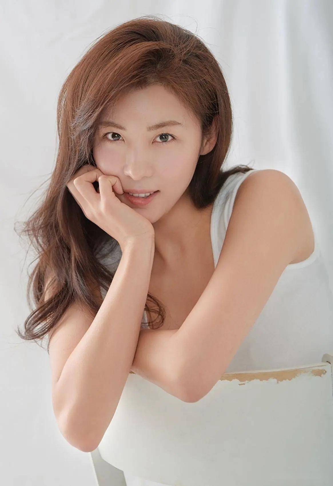 河智苑的美貌与性感写真中的人间极品,女神的才华与魅力四射!